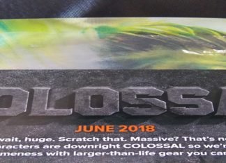 Unboxing Loot Crate Colossal DSCN2273 1