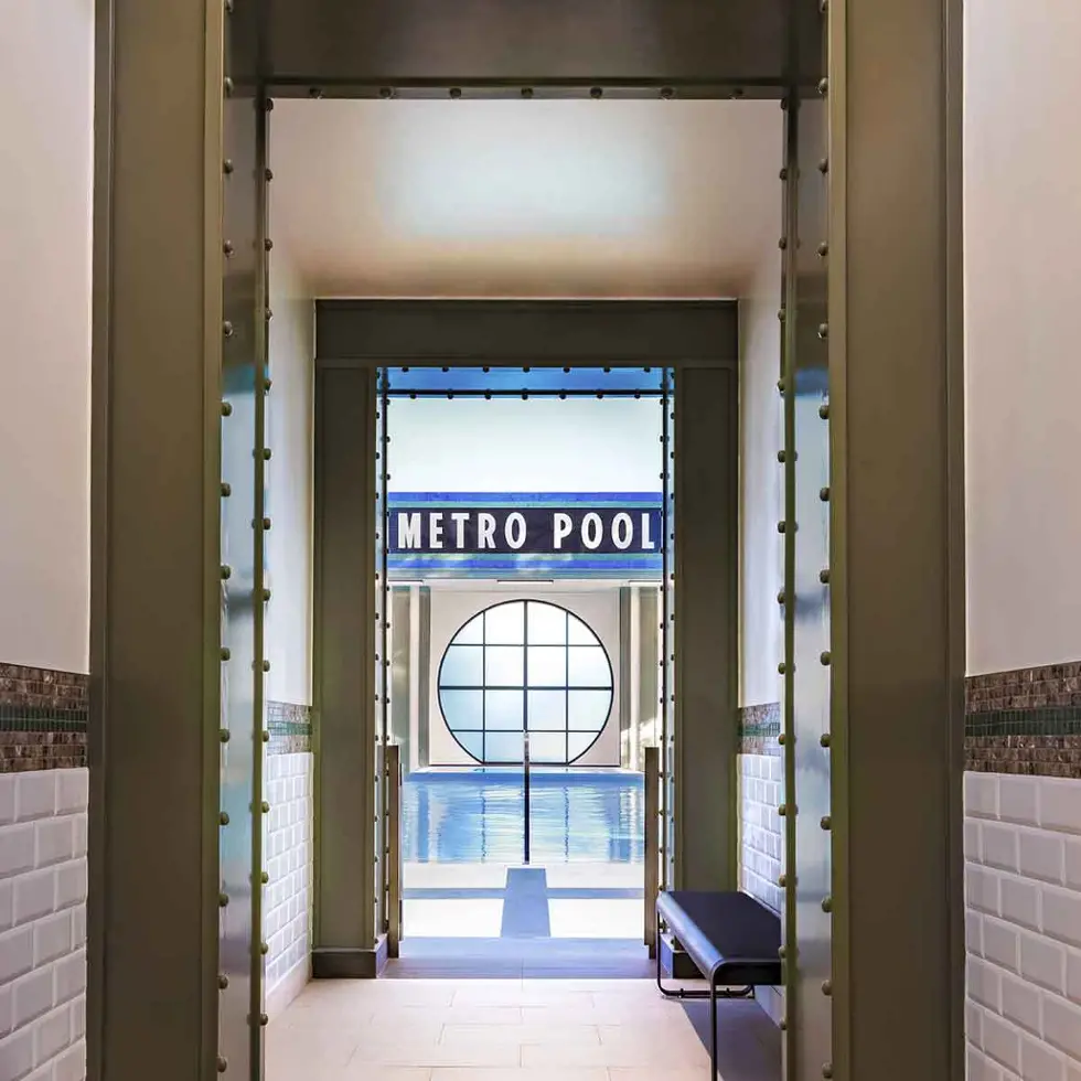 accès à la piscine de l'hôtel 